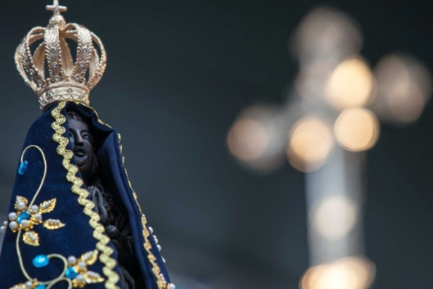 Devotos Celebram E Homenageiam Nossa Senhora Aparecida Durante Todo O