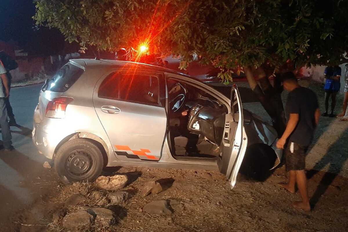 Carro colide em poste e mulher é socorrida dores na coluna