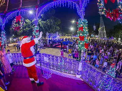 Jardim do Natal atrai milhares na cidade do papai Noel