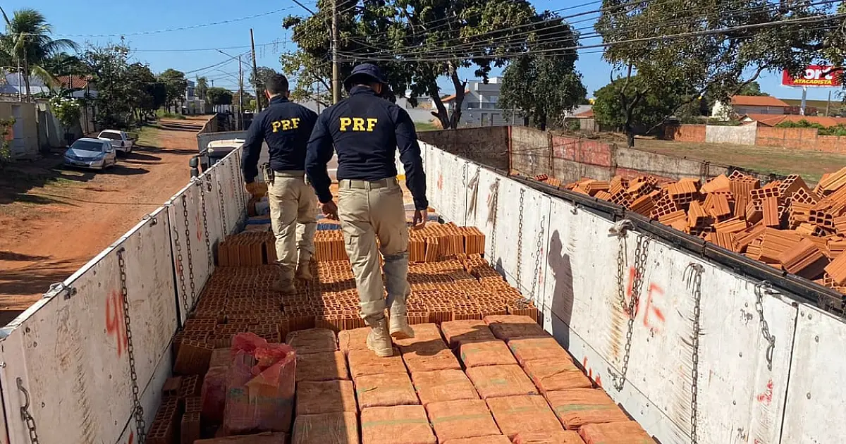 PRF apreende 12 toneladas de maconha em caminhão carregado com tijolos