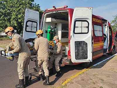 Colisão com carro deixa motociclista ferida no bairro Universitário