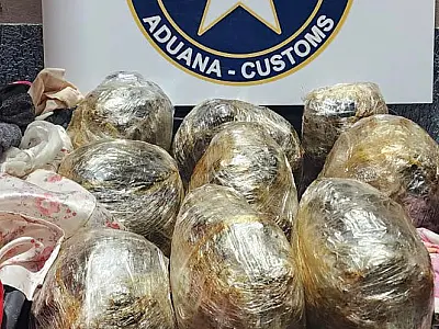 Dois brasileiros são presos com mais de 12 kg de supermaconha na bagagem