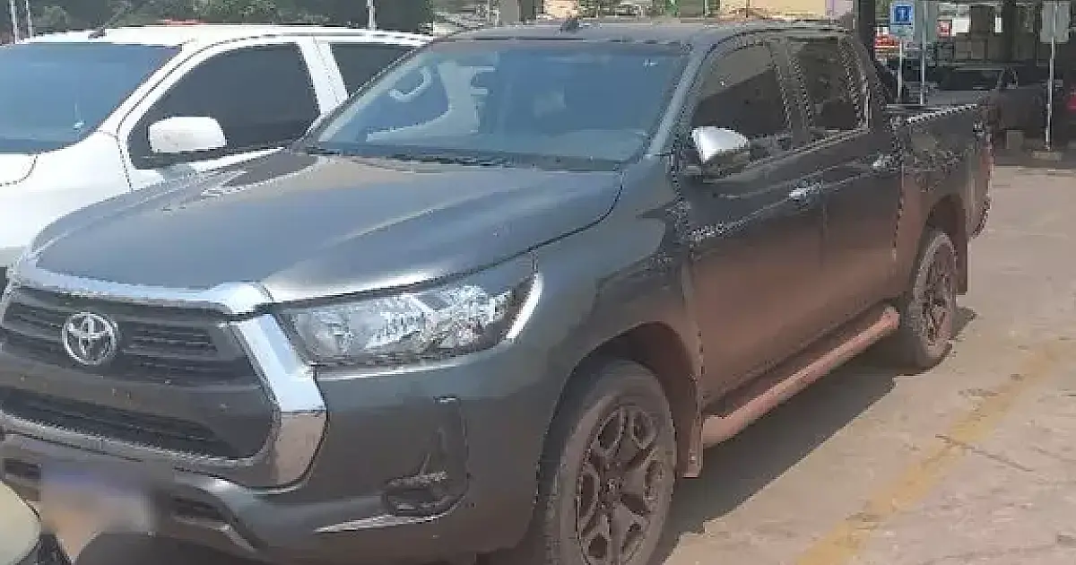Polícia busca por camionete furtada em frente de delegacia