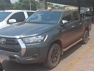 Polícia busca por camionete furtada em frente de delegacia