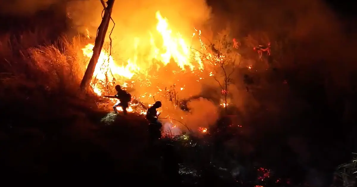 Combate noturno controla parte do fogo na região da Nhecolândia