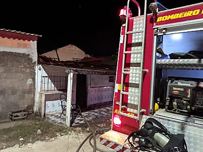 Fogo destrói casa no bairro Potiguar em Ladário