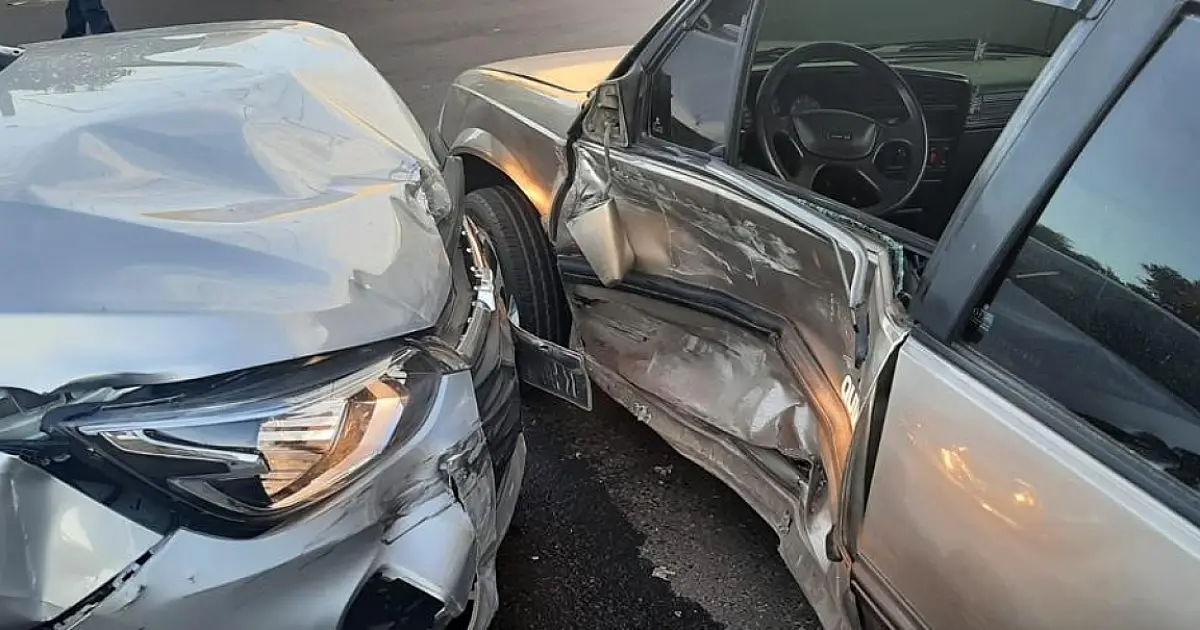 Colisão destrói lataria de dois carros e passageira é levada ao PS