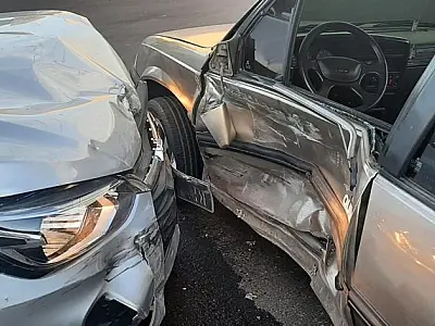 Colisão destrói lataria de dois carros e passageira é levada ao PS