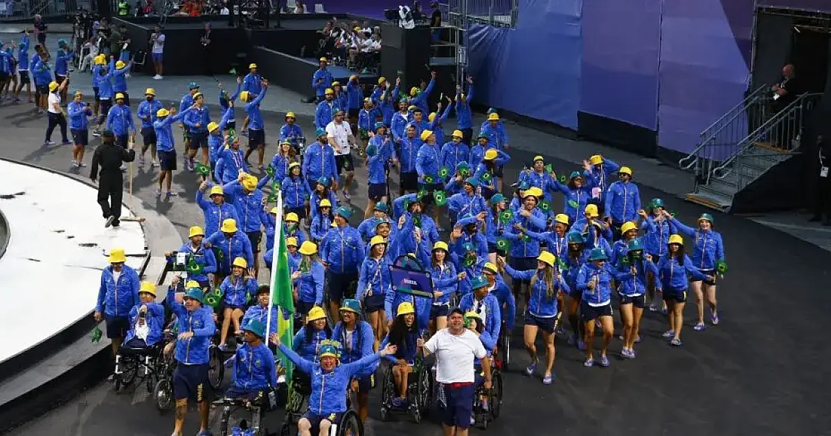 Brasil levanta Champs-Élysées durante a cerimônia de abertura dos Jogos Paralímpicos de Paris 2024