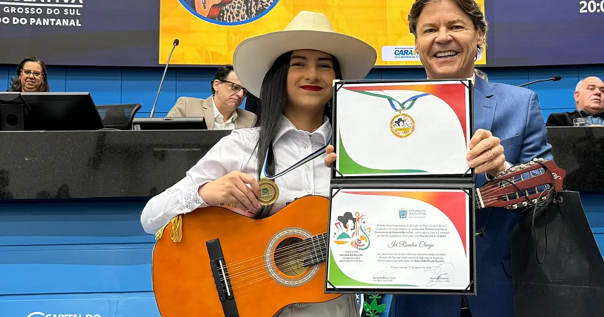 Violeira corumbaense recebe medalha Centenário Helena Meirelles na ALEMS