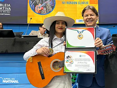 Violeira corumbaense recebe medalha Centenário Helena Meirelles na ALEMS