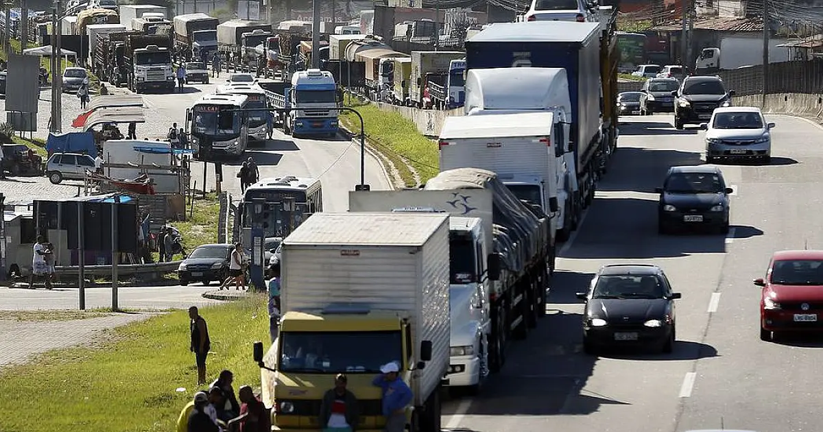 Caminhoneiros e taxistas recebem auxílio nesta terça