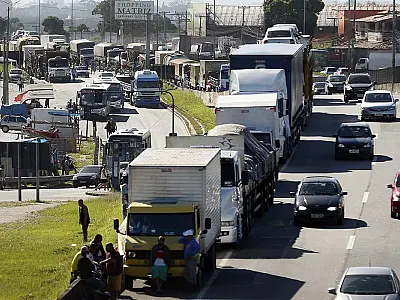 Caminhoneiros e taxistas recebem auxílio nesta terça