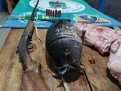 PMA surpreende caçador com tatu batido e carne de sucuri, armas e munições ilegais
