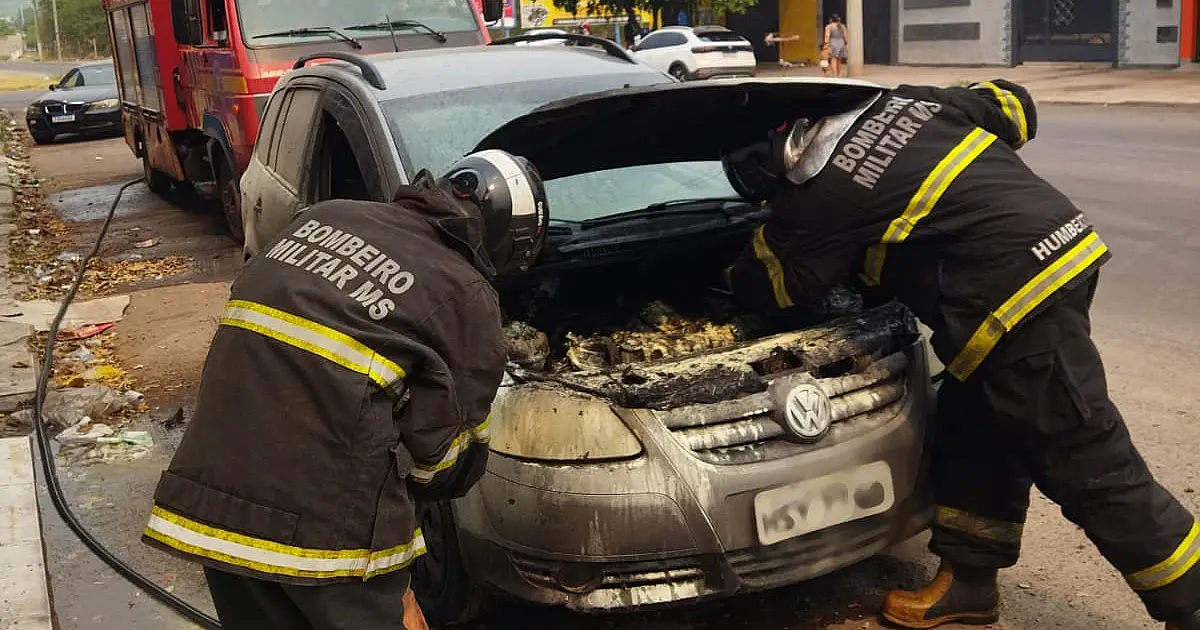Incêndio em carro marca plantão dos Bombeiros