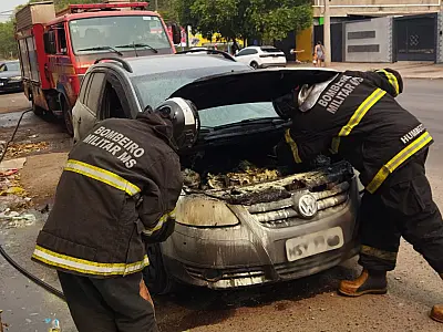 Incêndio em carro marca plantão dos Bombeiros