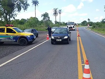 Com barreiras e equipes volantes, PMR vigia rodovias para evitar acidentes