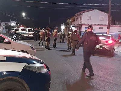 Nove veículos foram autuados e três foram removidos em operação na madrugada