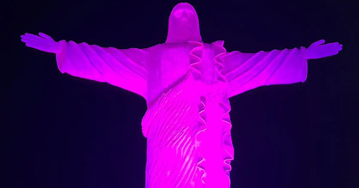 Cristo Rei do Pantanal recebe iluminação rosa em alerta a prevenção do câncer de mama
