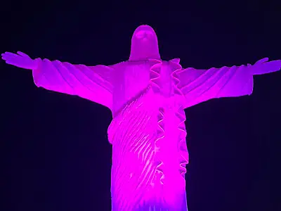 Cristo Rei do Pantanal recebe iluminação rosa em alerta a prevenção do câncer de mama