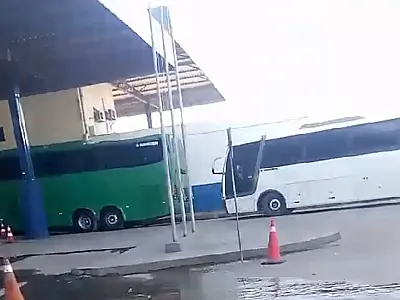 Três ônibus com cocaína e mercadorias contrabandeadas são apreendidos na fronteira