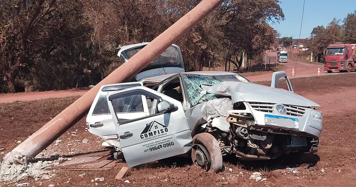 Motorista leva fechada de caminhão e colide em poste na BR 262