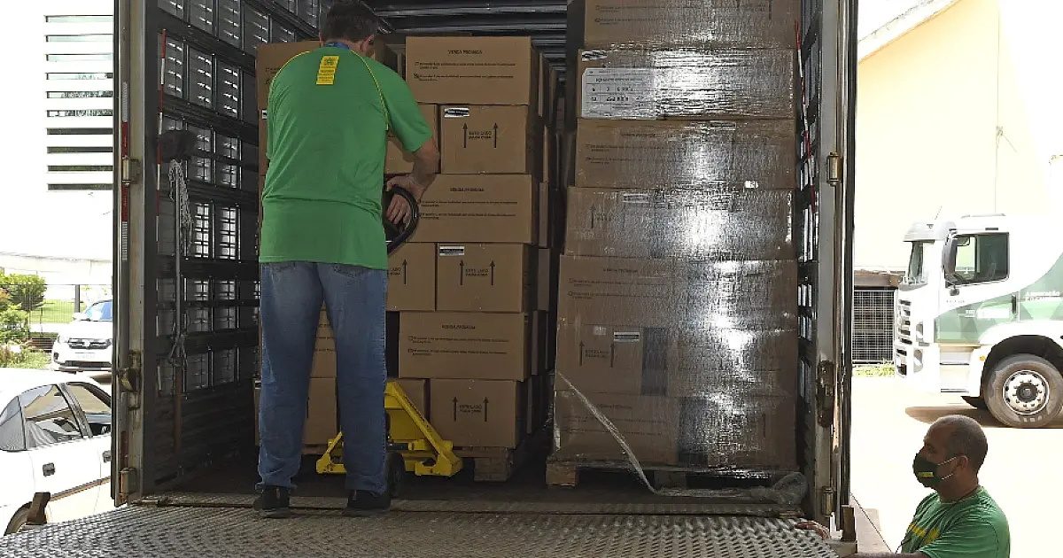 Kits escolares e uniformes estão sendo distribuídos para toda Rede Estadual de Ensino