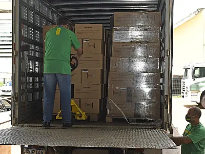 Kits escolares e uniformes estão sendo distribuídos para toda Rede Estadual de Ensino
