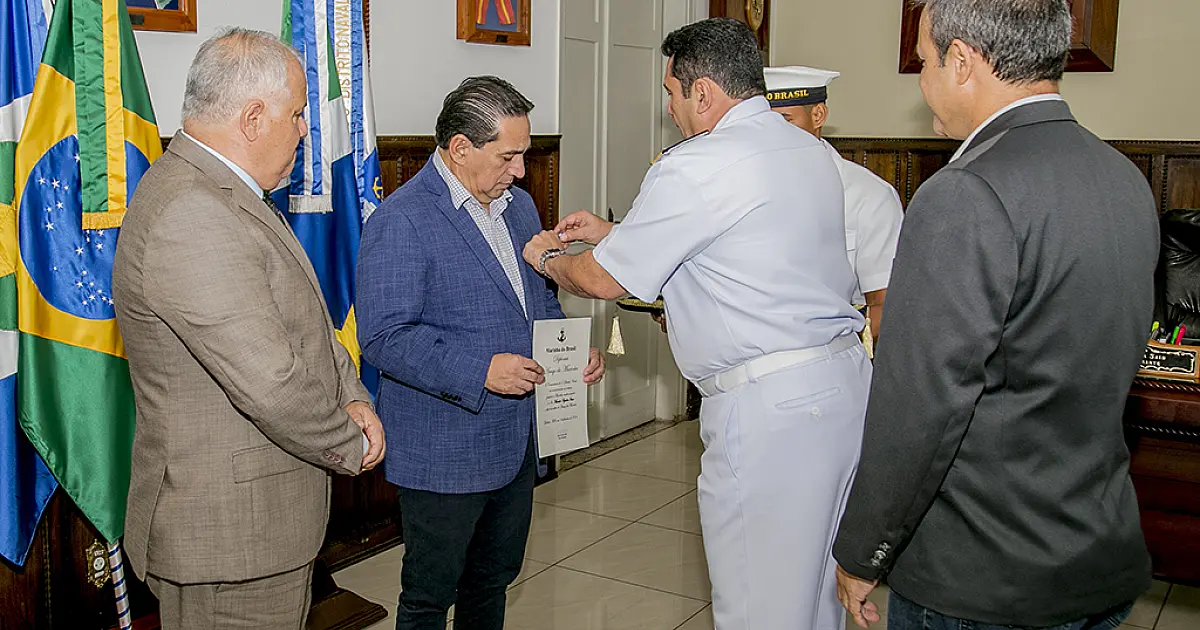 Prefeito de Corumbá recebe Medalha Amigo da Marinha