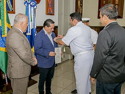 Prefeito de Corumbá recebe Medalha Amigo da Marinha
