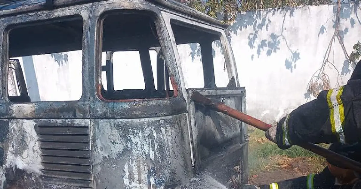 Carro pega fogo no bairro Universitário