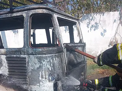 Carro pega fogo no bairro Universitário