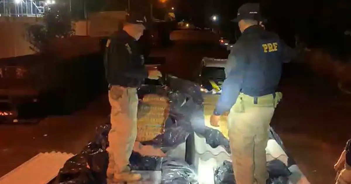 Traficante abandona 2,4 toneladas de droga em caminhão carregado com telhas