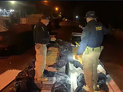Traficante abandona 2,4 toneladas de droga em caminhão carregado com telhas
