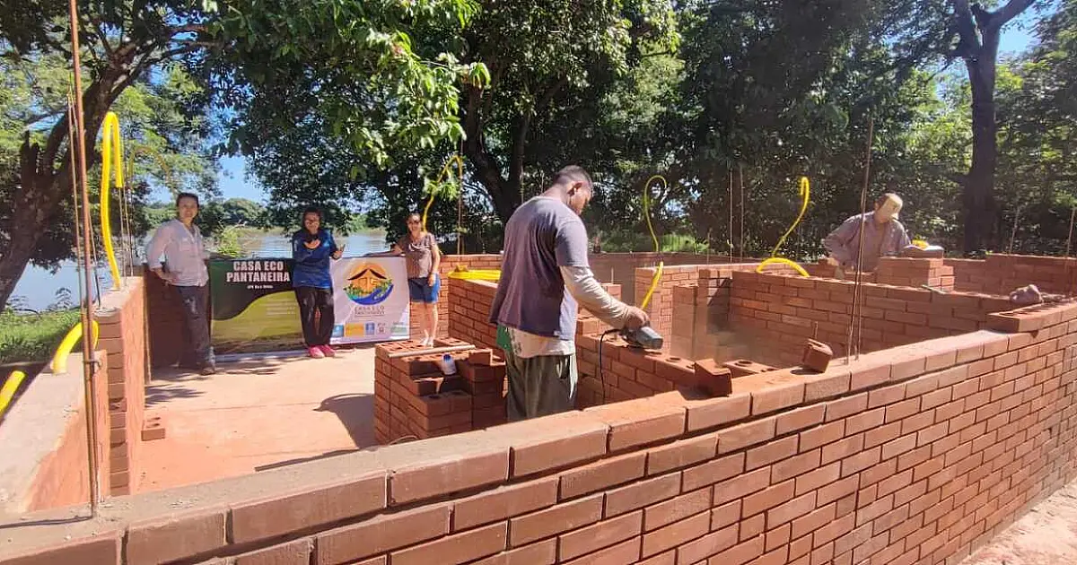A primeira "Casa  Ecopantaneira" começa a ser construída na Baia Negra em Ladário