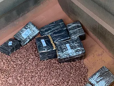PF apreende 153 quilos de cocaína em carreta com minério de ferro