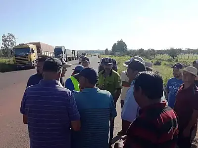 Bloqueios de caminhoneiros contra alta do diesel chegam à fronteira com MS