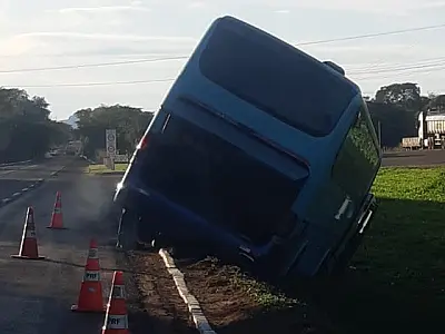 Ônibus clandestino sofre acidente e quase tomba na BR 262