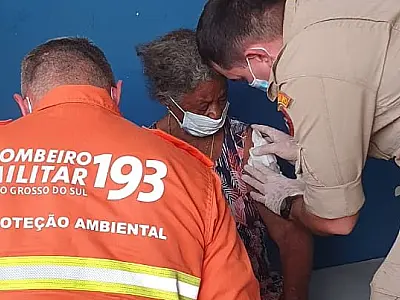 Idosa resgatada com queimaduras teve a casa destruída pelo fogo no Pantanal