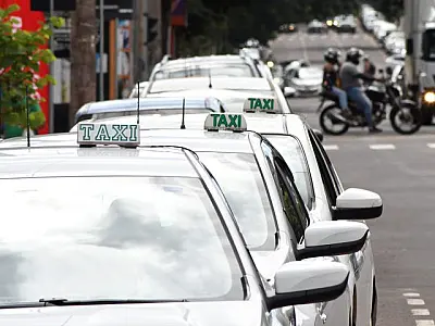 Taxistas contam com isenção de ICMS na compra de veículos elétricos e híbridos