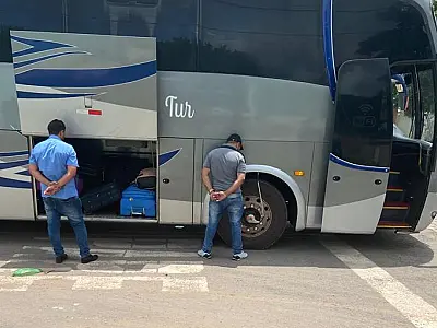 Ônibus clandestino é apreendido com imigrantes ilegais, droga e dinheiro; Sete foram presos