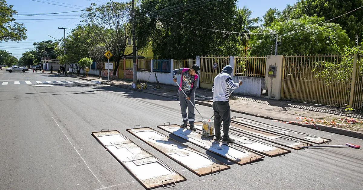 Sinalização é reforçada em frente à extensão da Escola Municipal Izabel Corrêa