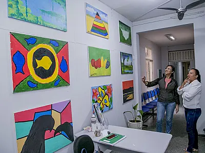 Quadros produzidos por pacientes dos CAPS são vendidos no Paço Municipal