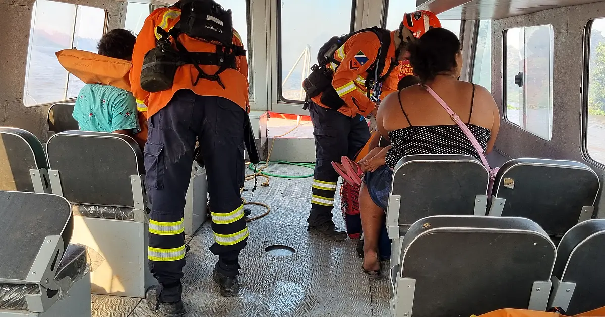 Bombeiros resgatam família ribeirinha cercada pelo fogo