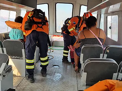 Bombeiros resgatam família ribeirinha cercada pelo fogo