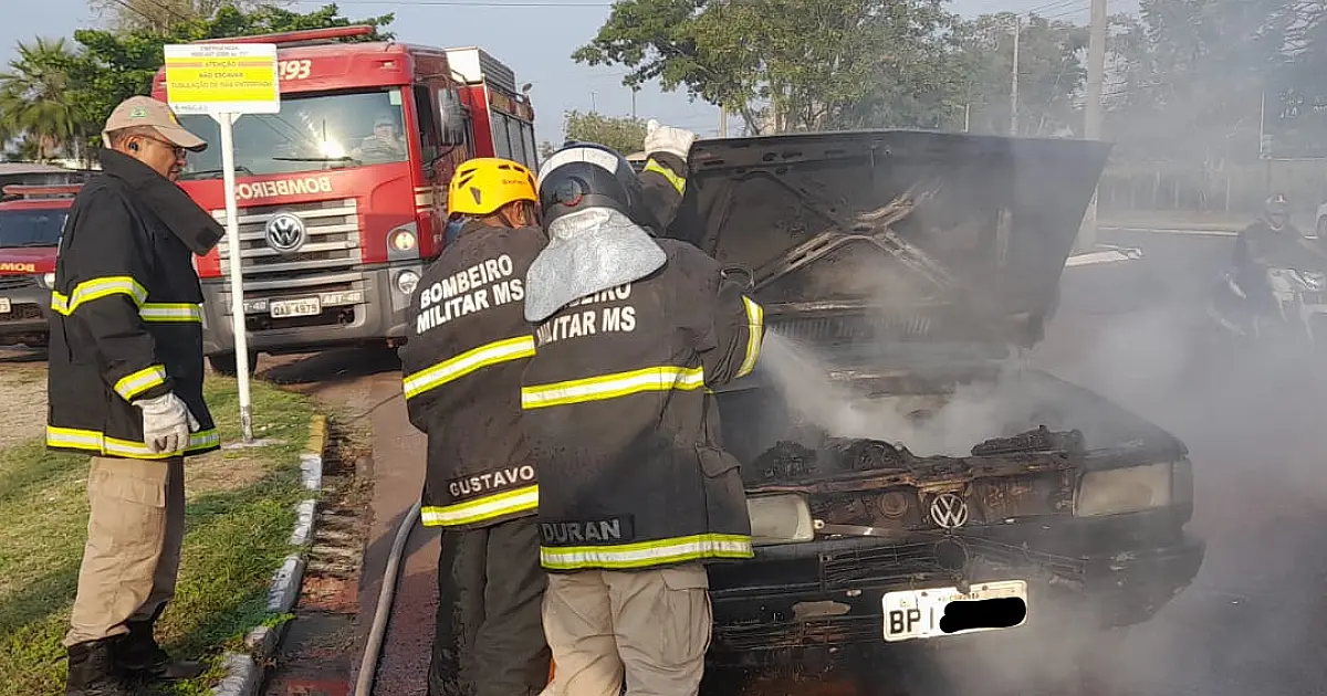 Carro pega fogo na avenida Rio Branco