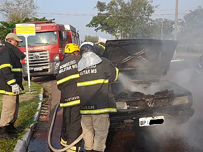 Carro pega fogo na avenida Rio Branco