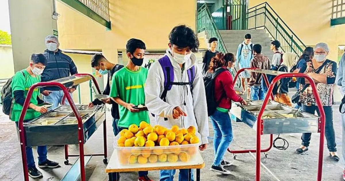 Estudantes da Escola Estadual JGP tem cardápio pantaneiro e ajudam na lavagem dos pratos