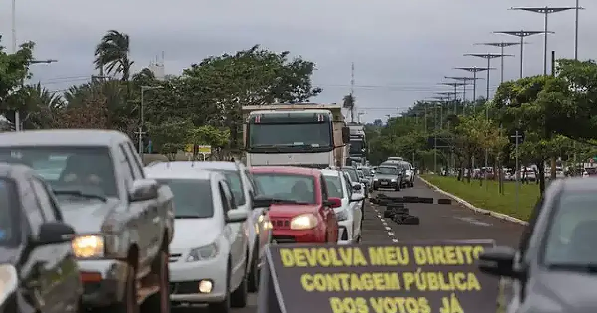 Manifestantes resistem com bloqueios em pelo menos 15 rodovias federais e estaduais