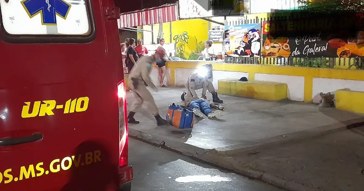 Homem com diversas perfurações de arma de fogo é socorrido na madrugada